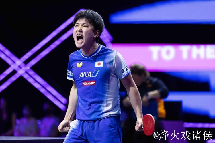 张本智和胜利时刻：握拳庆祝奖杯，乐享香港夜景，重拾久违欢愉